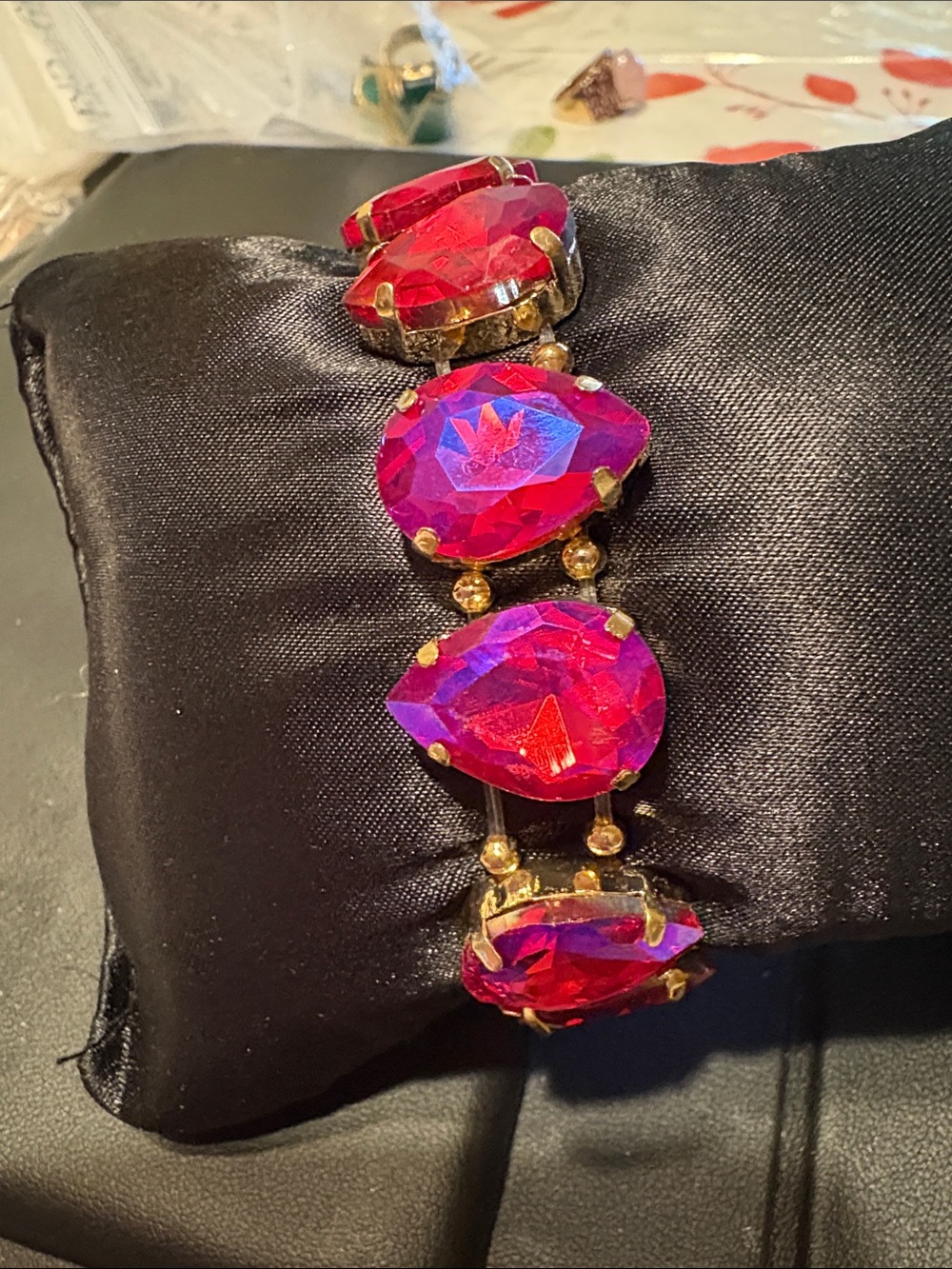 Gold-Setting Bracelet with Vivid Fuchsia Teardrop Stones